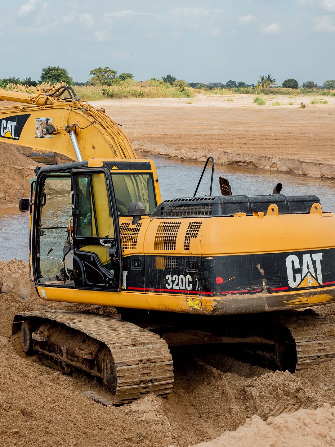 Ellyz excavator working on an earthworks site in Tanzania